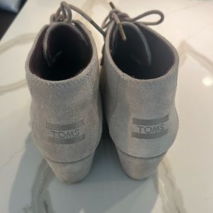Toms wedge tie shoe. Great condition size 8.5 W.